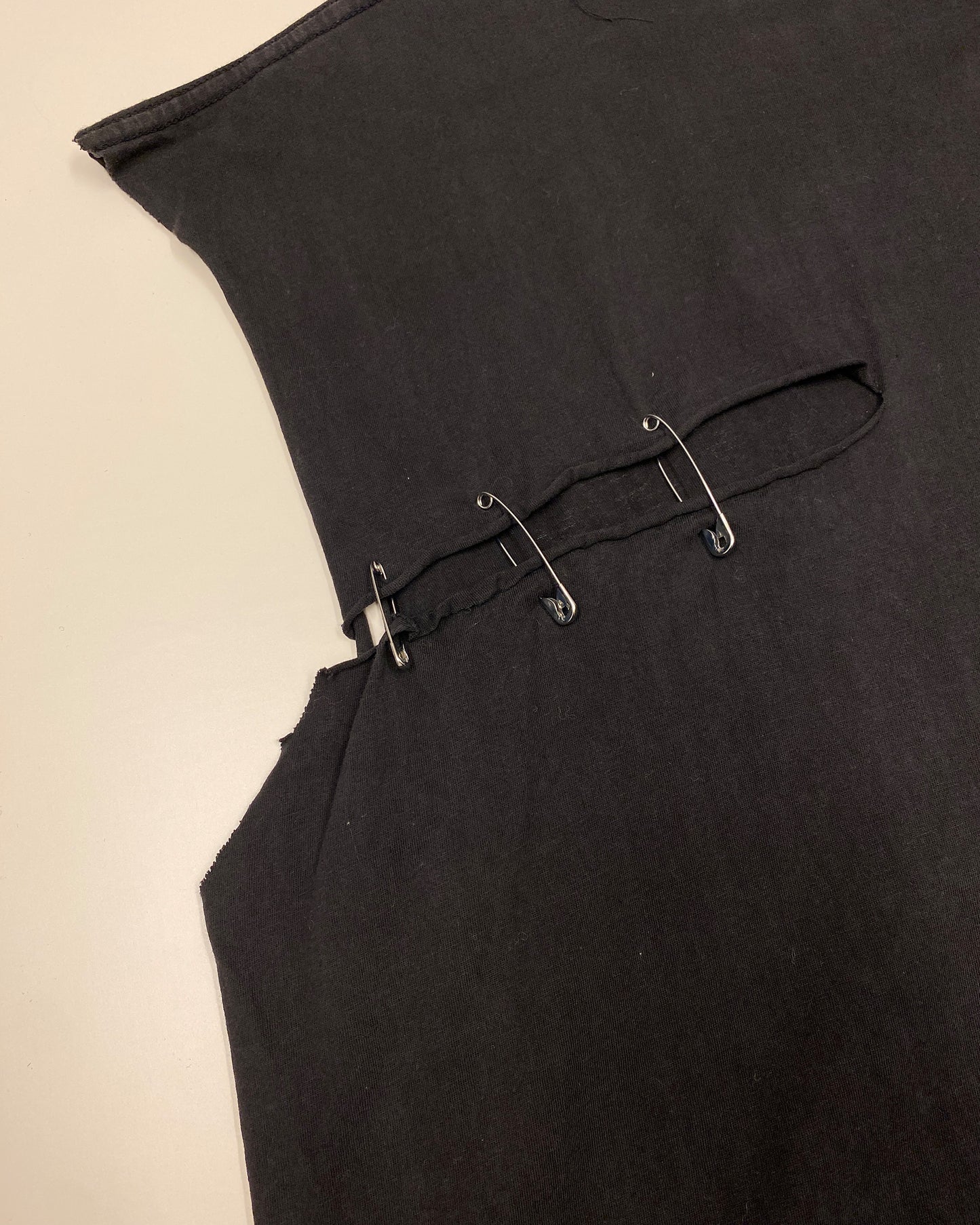 Vintage 2000s Cut Off Safety Pins Body Art Punk T-Shirt Black