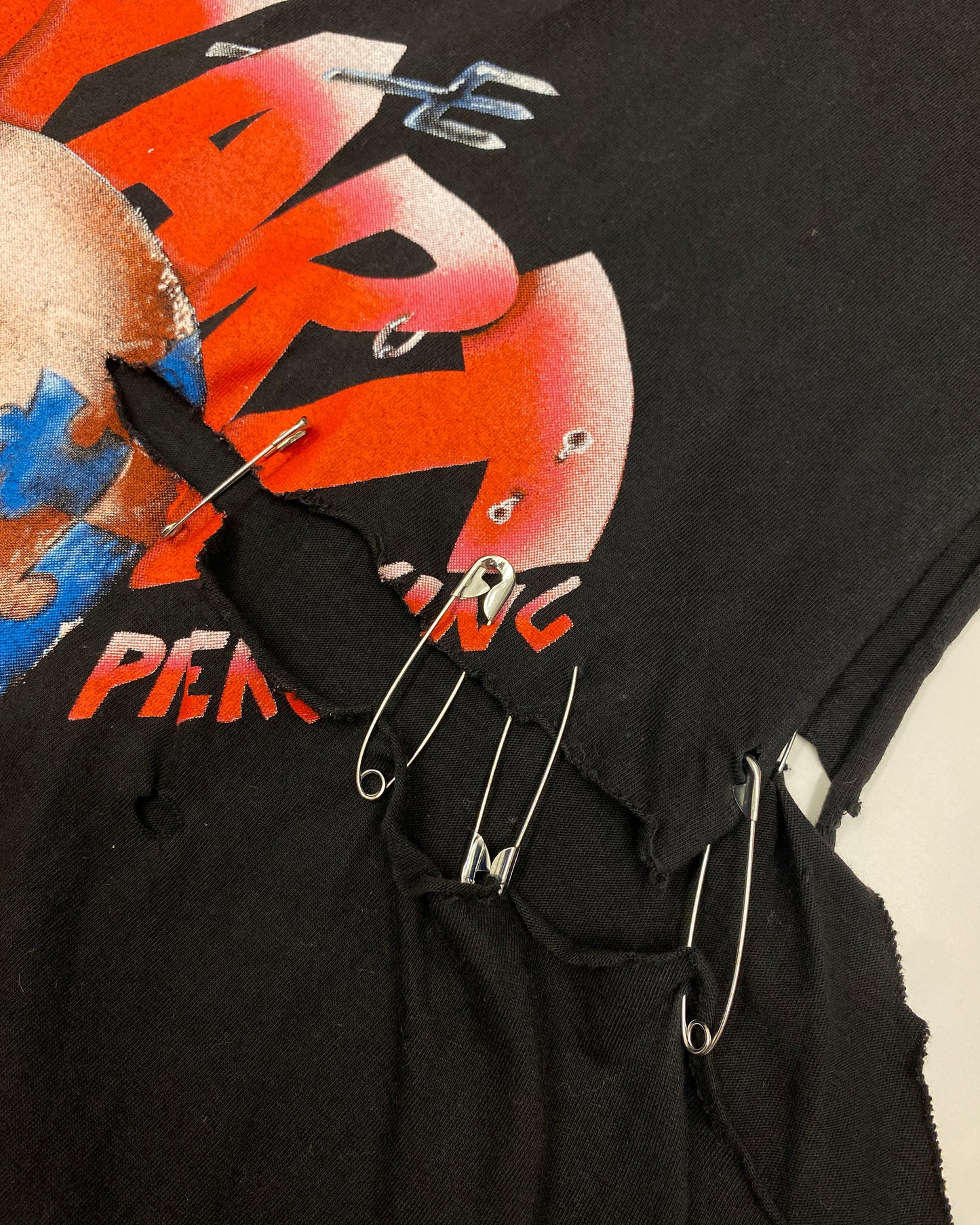 Vintage 2000s Cut Off Safety Pins Body Art Punk T-Shirt Black