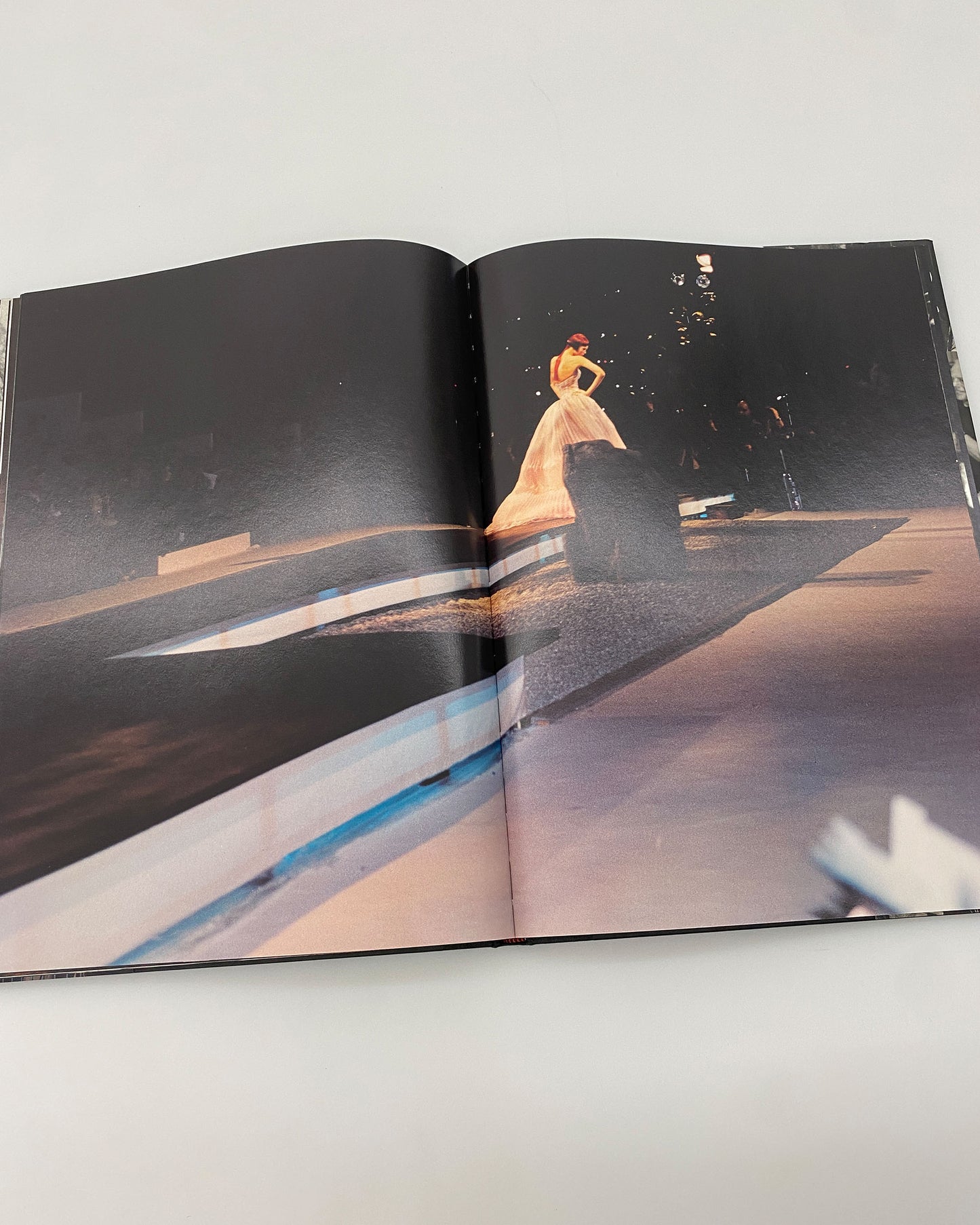 te Neues 1999 Front Row Back Stage Mario Testino Book