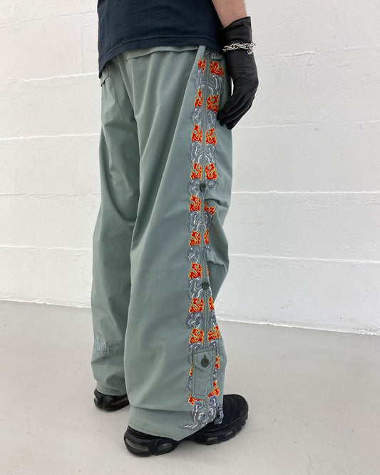 Maharishi 2000s Embroidered Flames Snopants Fallschirmhose Hellgrau Petrol 