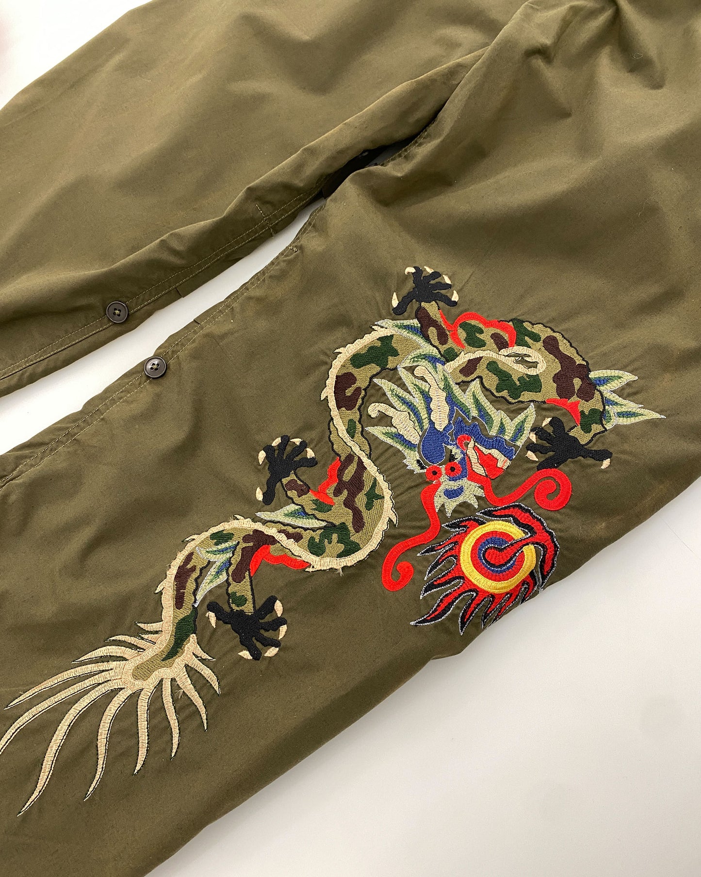 Maharishi 1990er Jahre Bestickte Drachen-Snopants Fallschirmhose Khaki Grün 