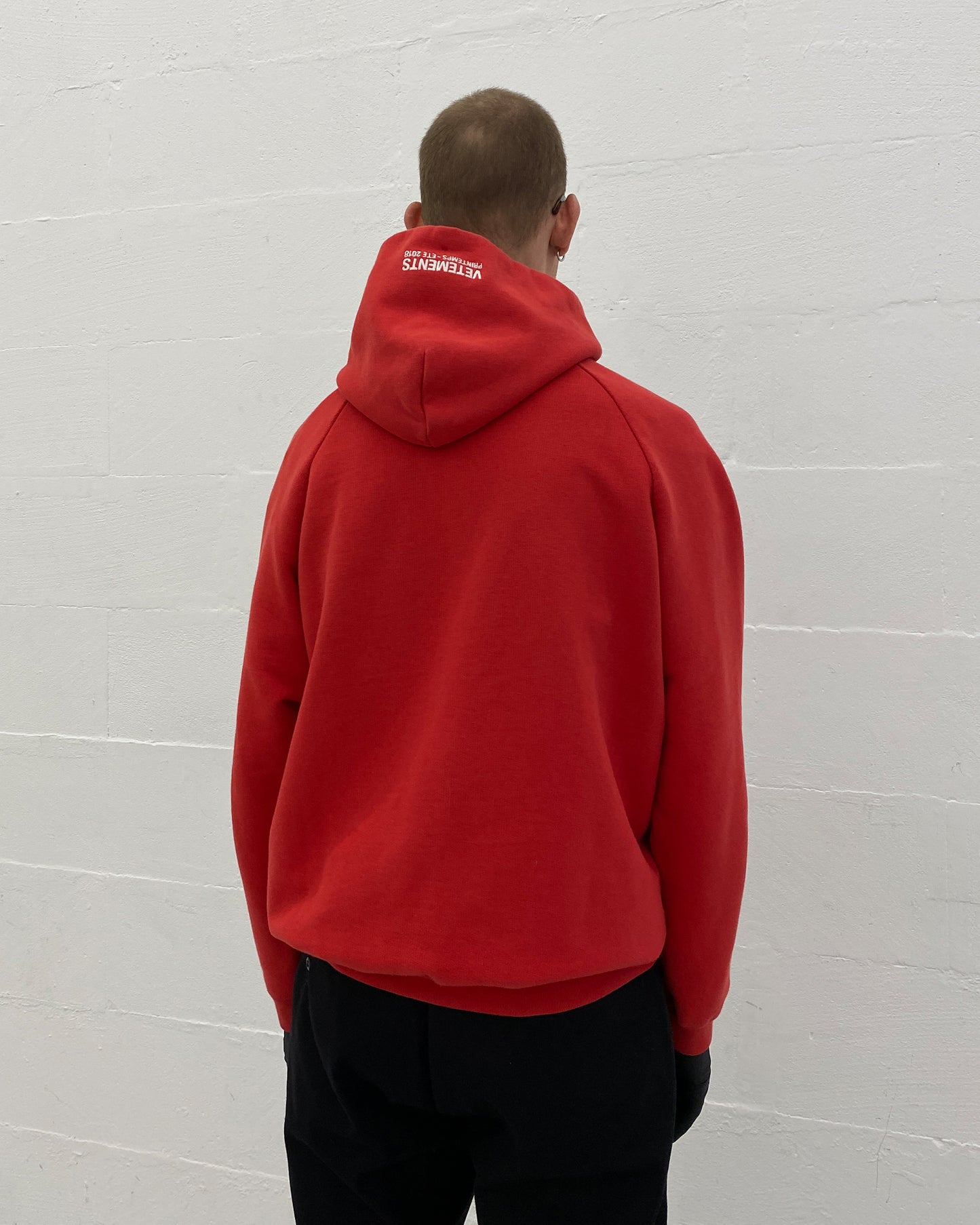 Vetements x Tommy Hilfiger SS2018 Raglan-Hoodie mit großem Logo, Rot 