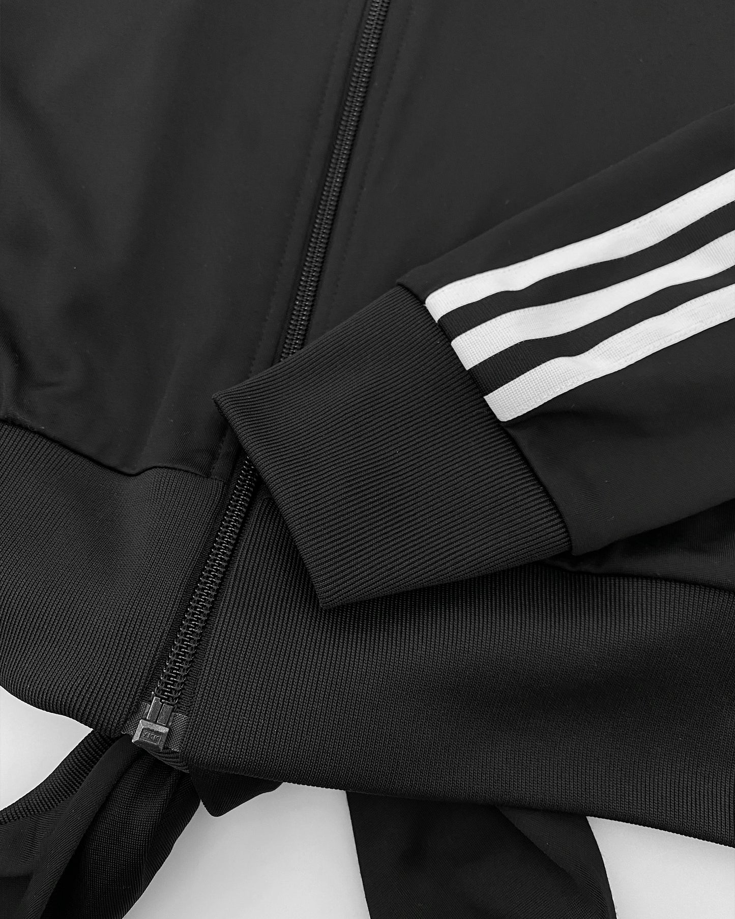 Jeremy Scott x Adidas 2010er Trainingsjacke mit offenem Rücken, Schwarz 