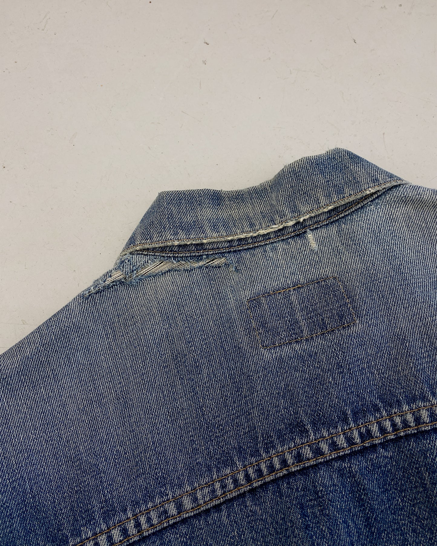 Levis 2000s Type 3 Distressed Jeansjacke Schmutziges Blau 