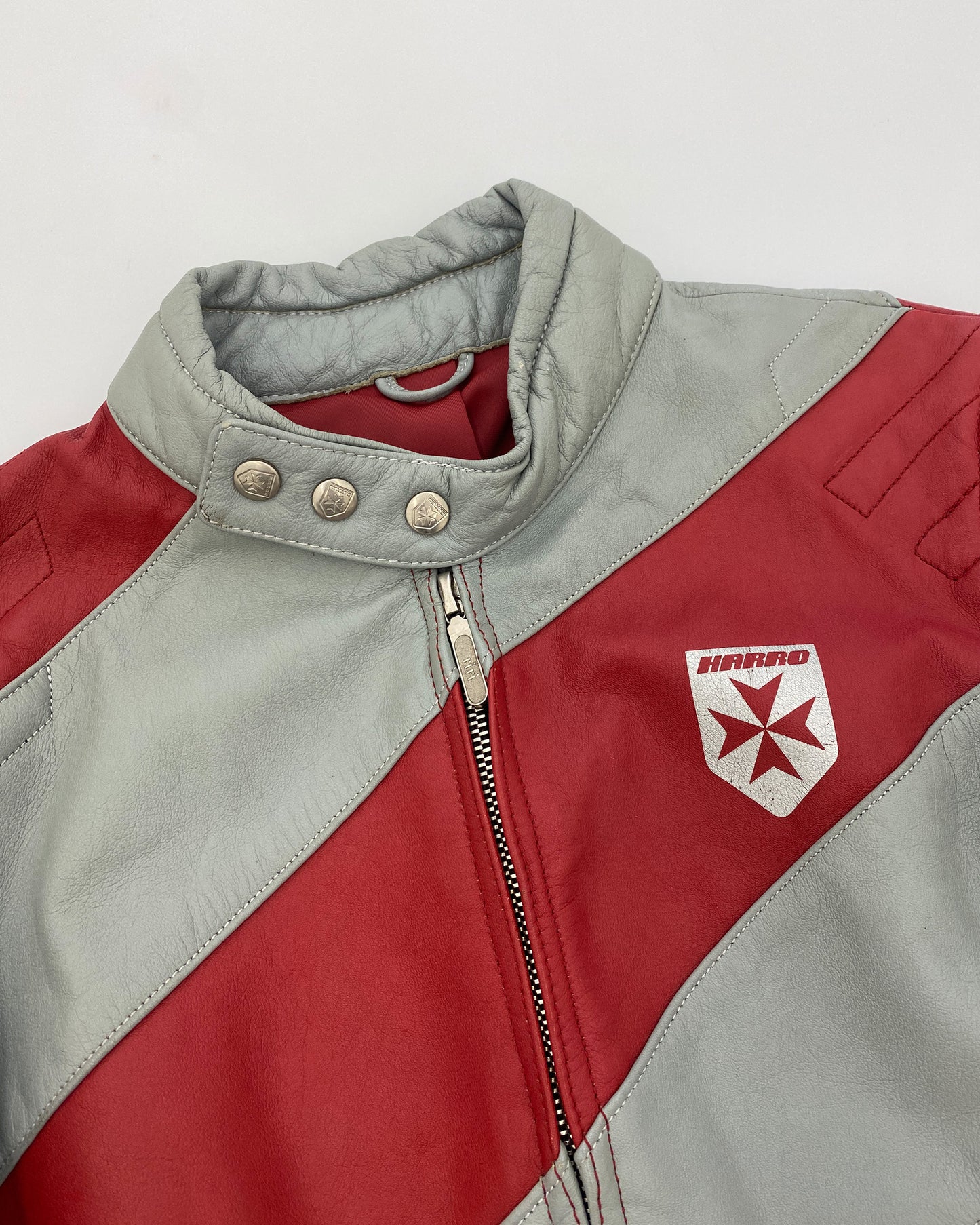 Harro 1980er Diagonal gestreifte Lederjacke Rot Grau 