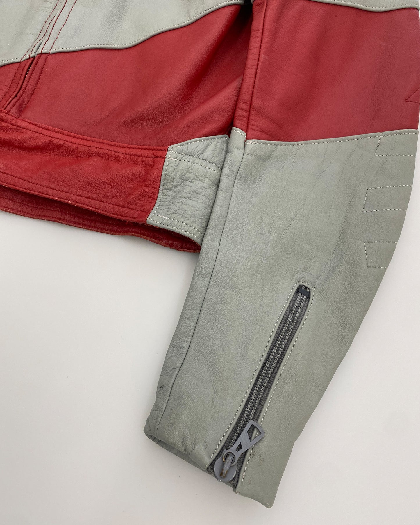 Harro 1980er Diagonal gestreifte Lederjacke Rot Grau 