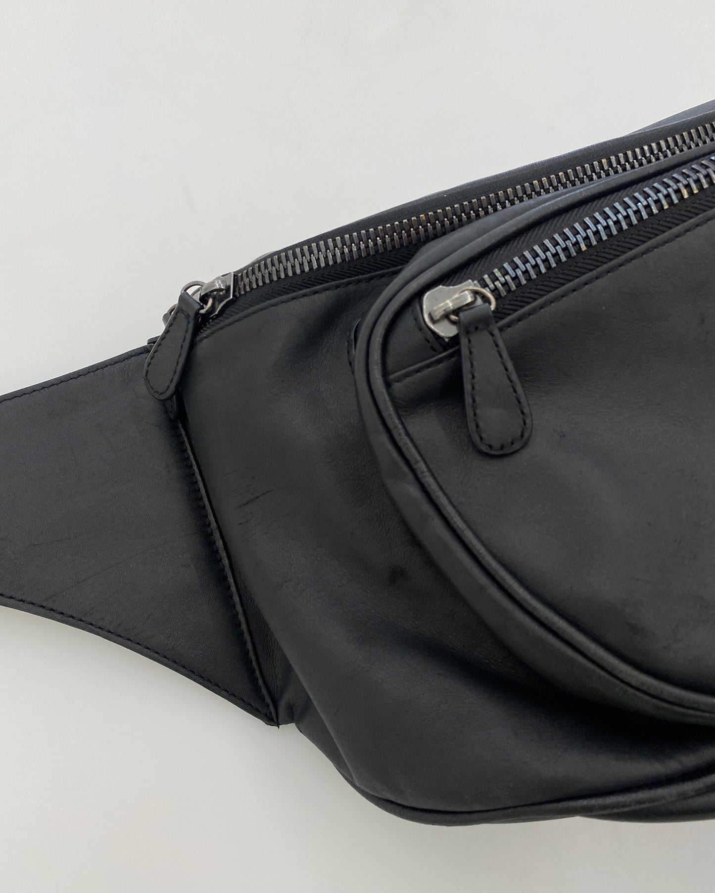 Maison Martin Margiela x H&amp;M 2012 Übergroße Gürteltasche aus Leder in Schwarz 