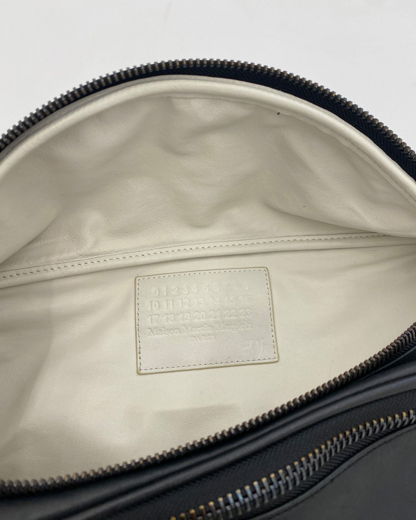 Maison Martin Margiela x H&amp;M 2012 Übergroße Gürteltasche aus Leder in Schwarz 