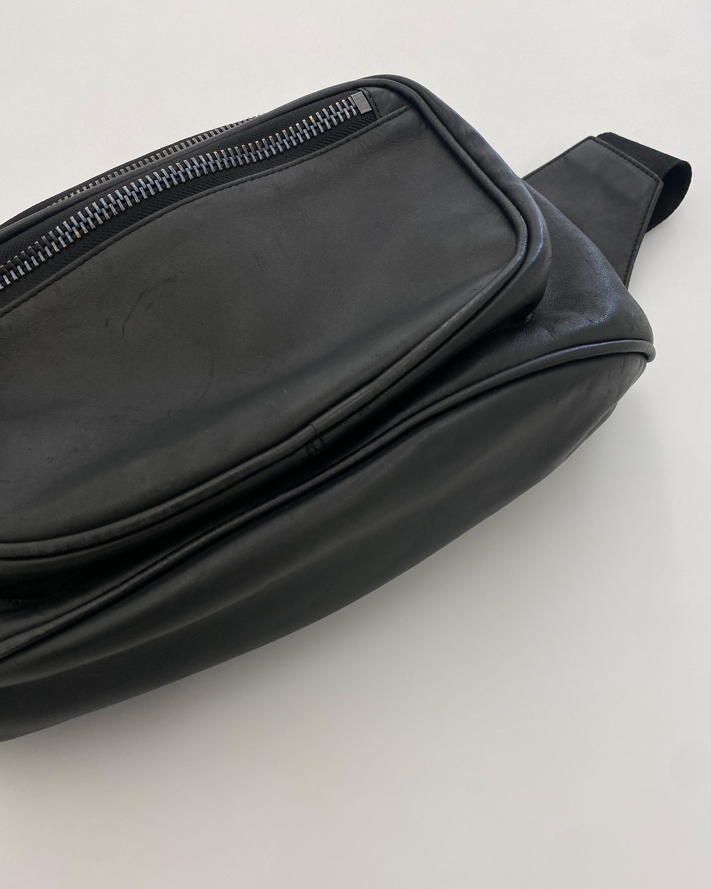 Maison Martin Margiela x H&amp;M 2012 Übergroße Gürteltasche aus Leder in Schwarz 