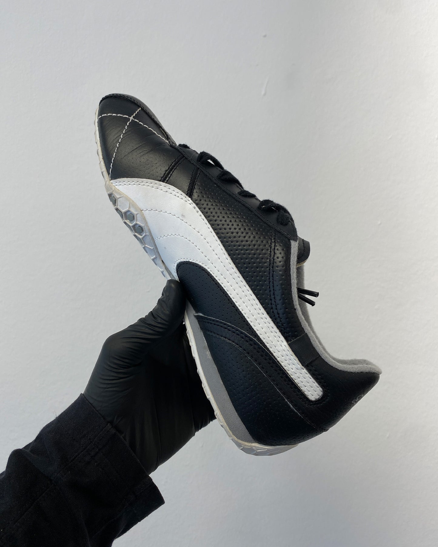 Puma 2000s Sneaker mit Wabensohle, Schwarz 