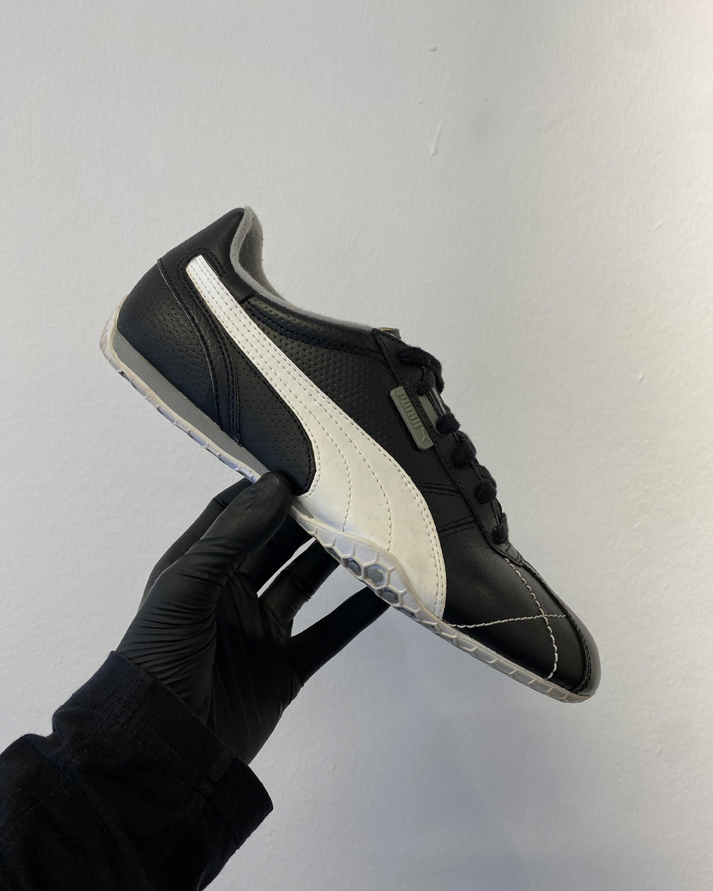 Puma 2000s Sneaker mit Wabensohle, Schwarz 