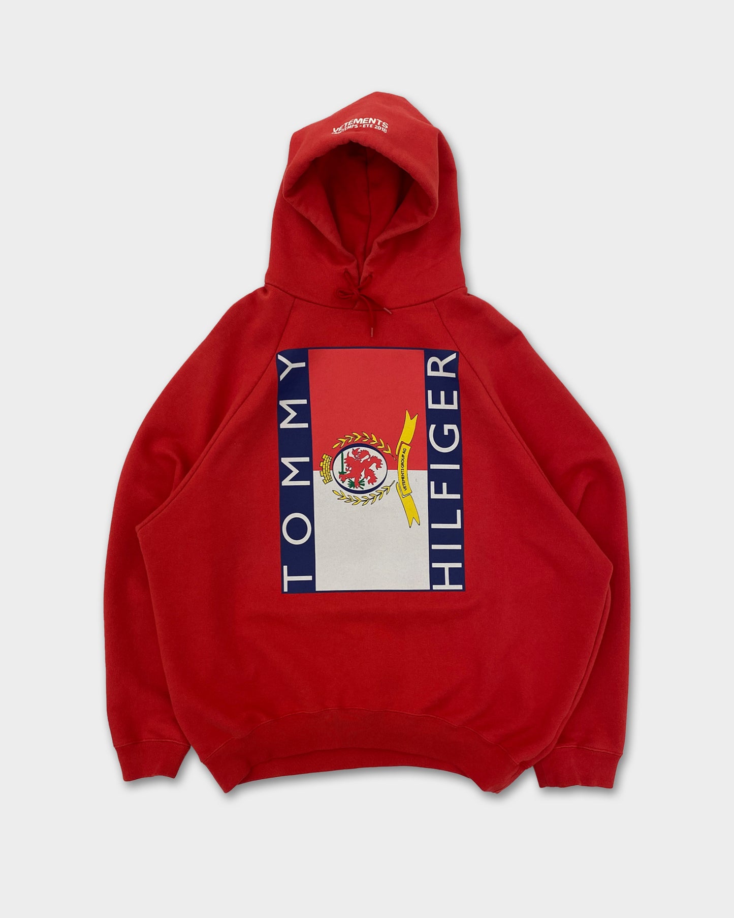 Vetements x Tommy Hilfiger SS2018 Raglan-Hoodie mit großem Logo, Rot 