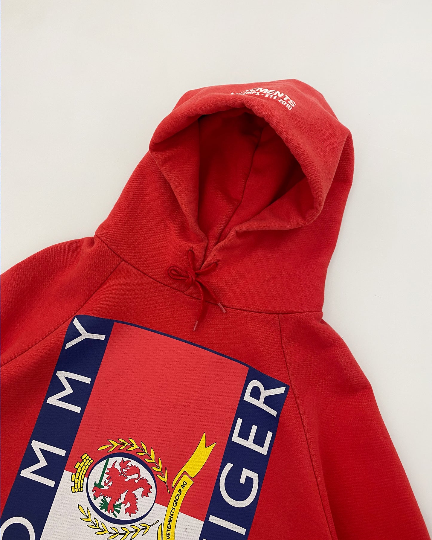 Vetements x Tommy Hilfiger SS2018 Raglan-Hoodie mit großem Logo, Rot 