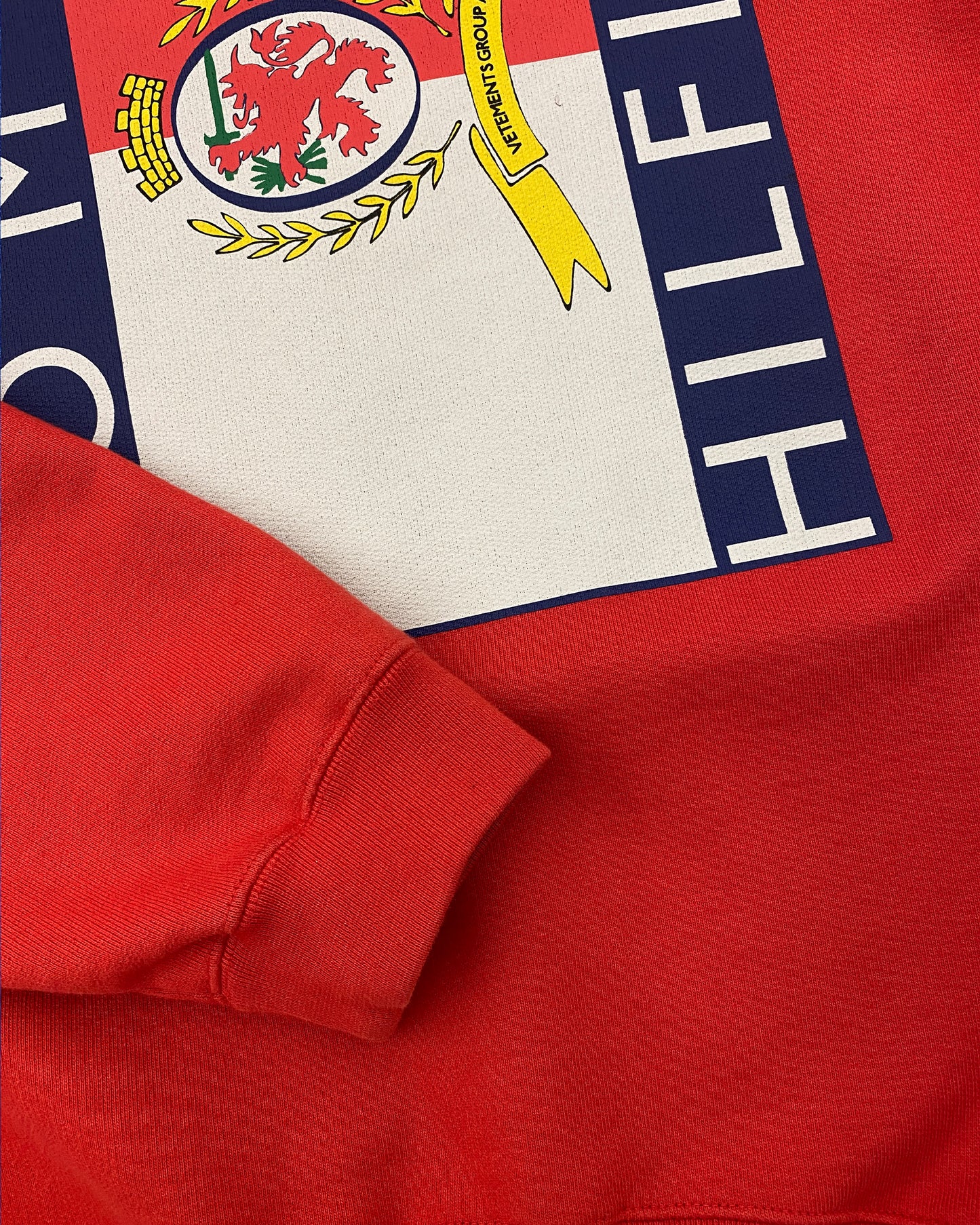 Vetements x Tommy Hilfiger SS2018 Raglan-Hoodie mit großem Logo, Rot 