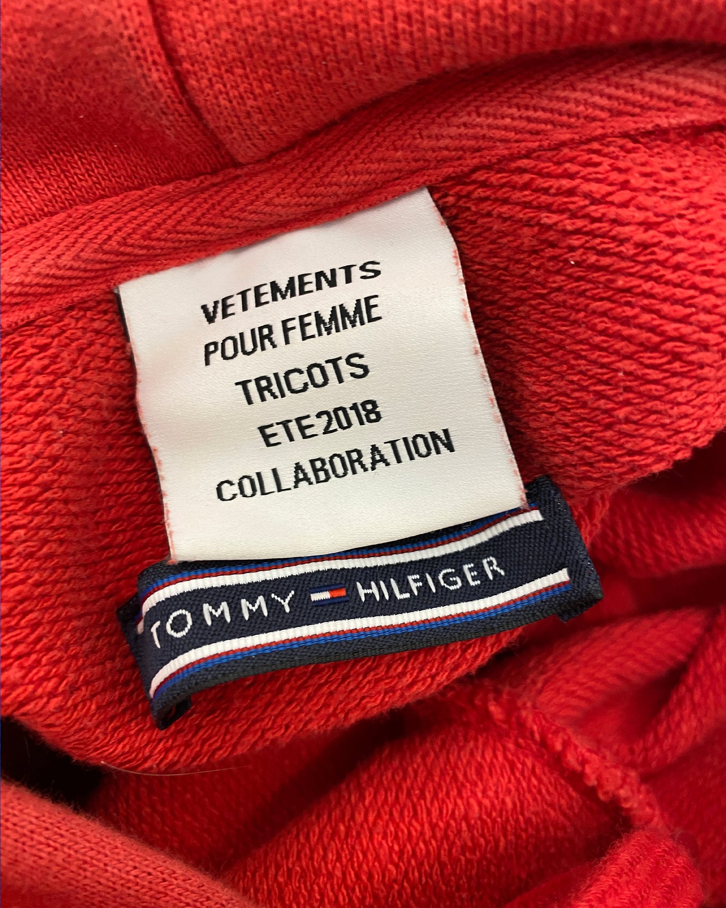 Vetements x Tommy Hilfiger SS2018 Raglan-Hoodie mit großem Logo, Rot 