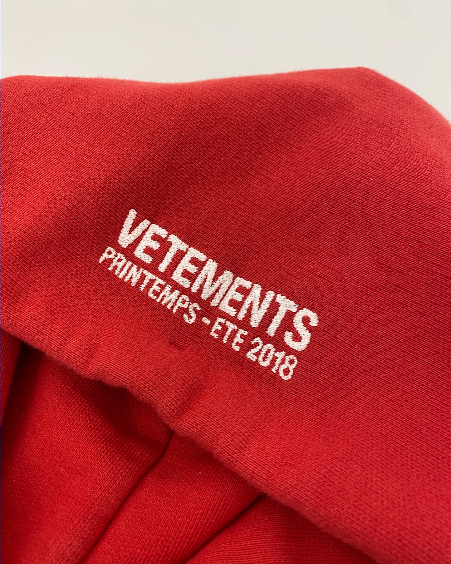 Vetements x Tommy Hilfiger SS2018 Raglan-Hoodie mit großem Logo, Rot 