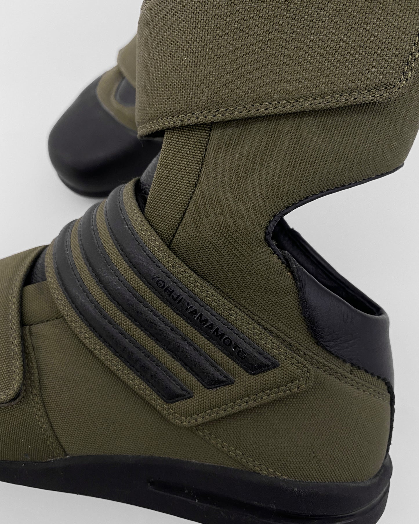 Y-3 2003 High Top Sneaker mit Klettverschluss Khaki 